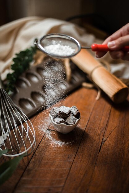 des brownies avec une plaque en céramique sur une table en bois