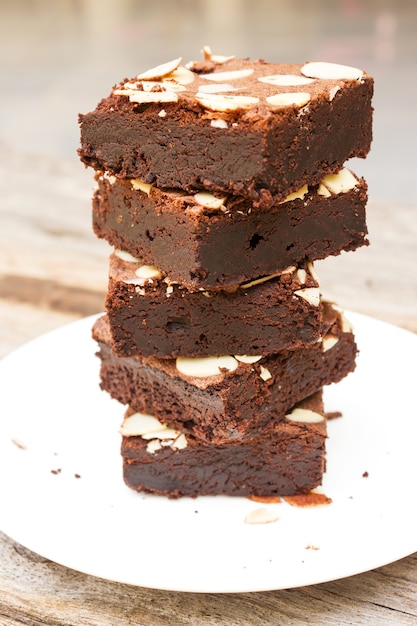 Brownies en tranches sur une plaque blanche.