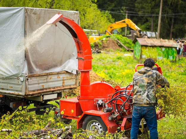 Broyeur mobile de bois et de branches dans le parc de la ville Machines agricoles déchiqueteuse de bois