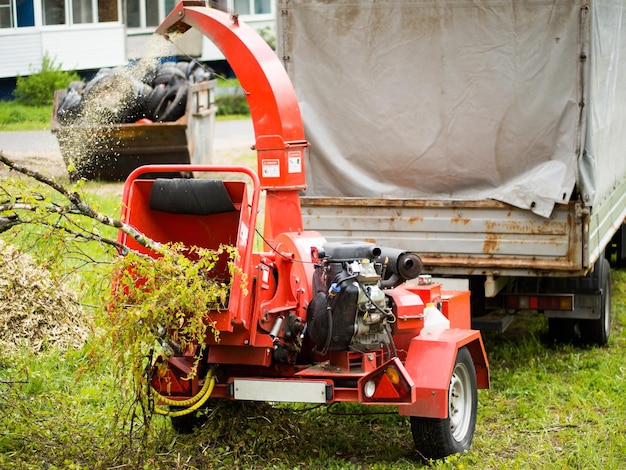 Broyeur mobile de bois et de branches dans le parc de la ville Machines agricoles déchiqueteuse de bois