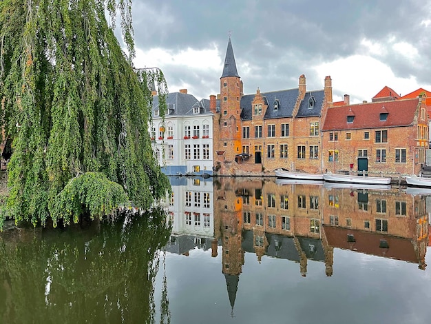 Bruges Au Coucher Du Soleil, La Refection Du Batiment Et La Tour Dans L'eau Du Canal. Style Traditionnel