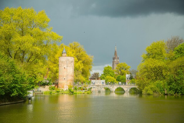 BRUGES, BELGIQUE - 26 avril 2017 : Le bâtiment du patrimoine de la ville de Bruges pour les touristes visite et voyage en Belgique.