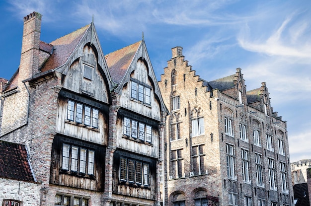 Bruges Belgique vue sur les bâtiments médiévaux qui sont traversés par les canaux de la ville Historique