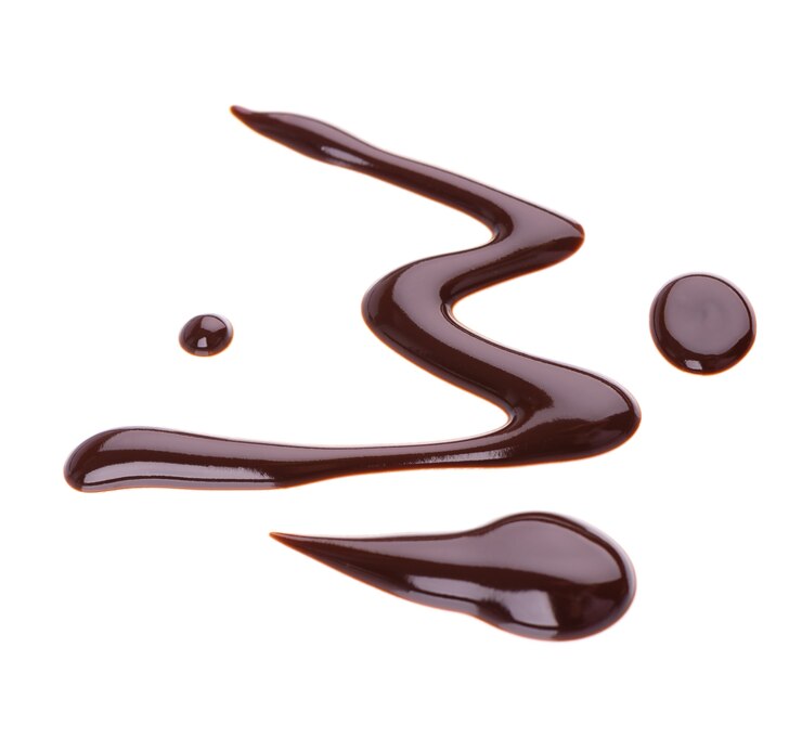 Photo bruine de sirop de chocolat isolé