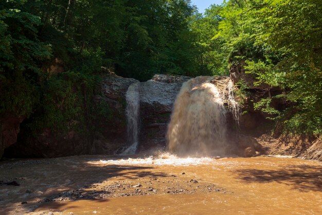 Bruit Shum cascade sur Rufabgo Creek Kamennomostsky village République d'Adygea Russie