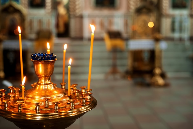 Brûler des bougies dans l'Église orthodoxe. Symbole de religion