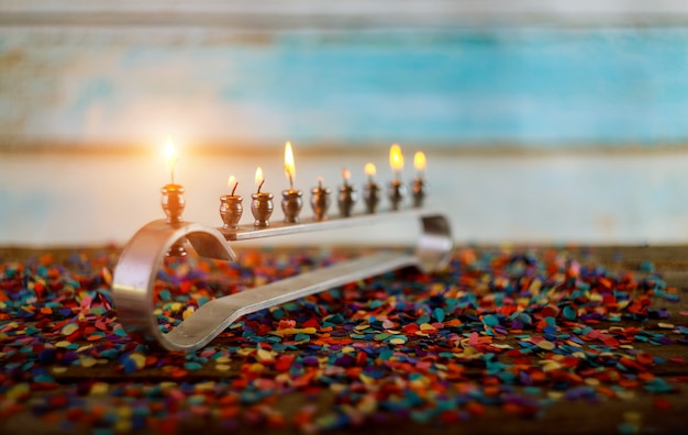 Brûler des bougies de Hanouka à la fête de Hanouka avec la menorah et des bougies