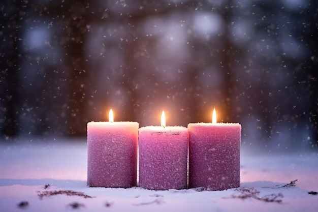 Brûler des bougies de Noël dans la neige