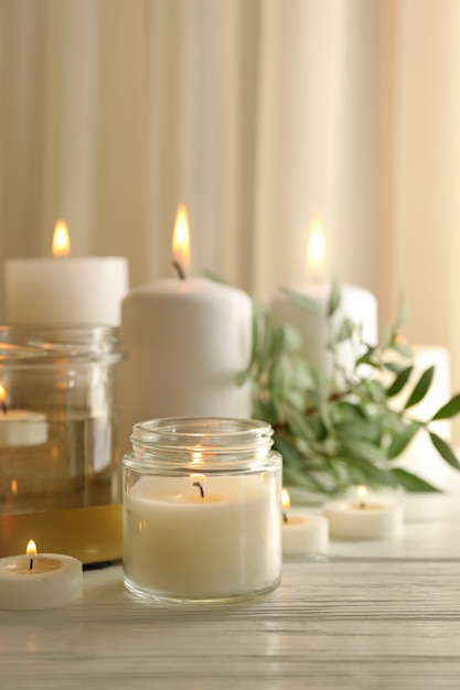Brûler des bougies parfumées pour se détendre sur une table en bois blanc