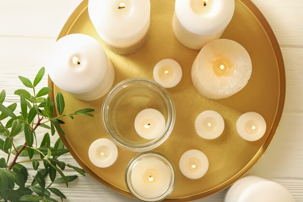 Brûler des bougies parfumées pour se détendre sur une table en bois blanc