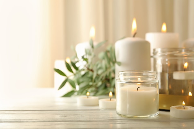 Brûler des bougies parfumées pour se détendre sur une table en bois blanc