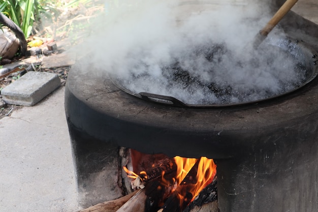 Brûler du café sur le pot chaud