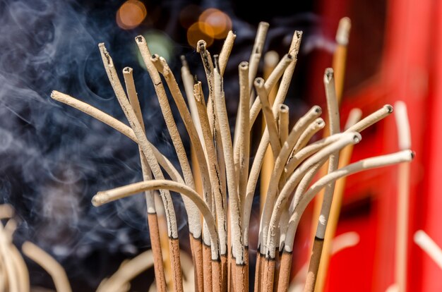 Brûler de l&#39;encens dans un temple chinois