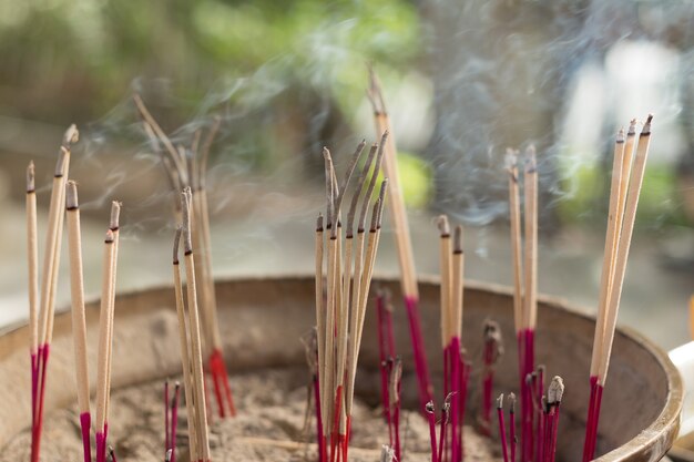 Brûler de l&#39;encens dans le temple