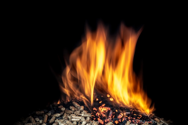 Brûler des granulés de bois, flamme vive