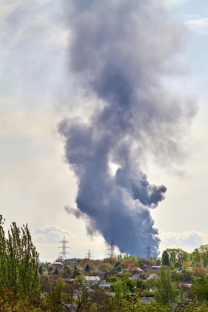 Brûler des réservoirs de carburant au dépôt pétrolier à la suite d'un tir de roquette