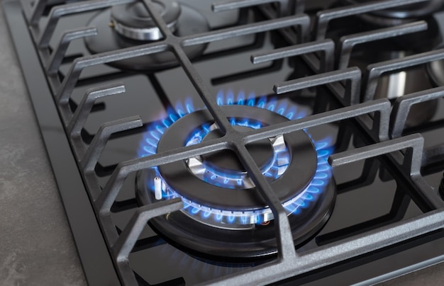 Brûleur de cuisinière à gaz avec flammes bleues approvisionnement en gaz naturel Appareil ménager moderne
