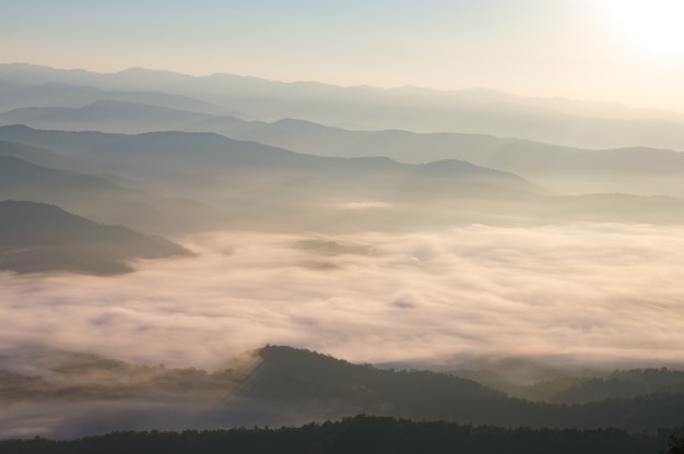 Brume et montagne avec le lever du soleil en hiver.