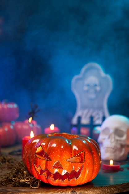 Brume mystérieuse entourant une citrouille d'halloween effrayante sur une table en bois. Symbole d'Halloween.