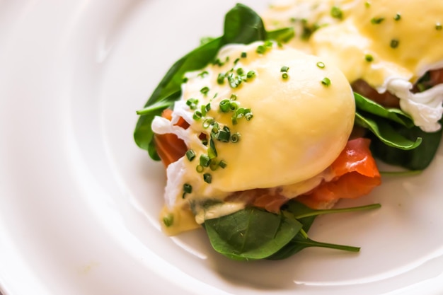 Brunch de petit-déjeuner de luxe et recette d'œufs pochés au saumon et aux légumes verts sur du pain grillé sans gluten pour le menu du restaurant et la gastronomie