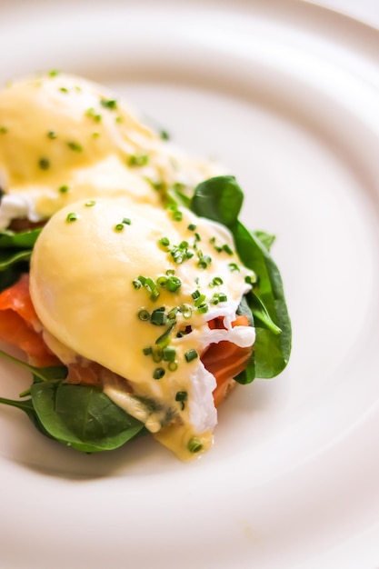 Brunch de petit-déjeuner de luxe et recette d'œufs pochés au saumon et aux légumes verts sur du pain grillé sans gluten pour le menu du restaurant et la gastronomie