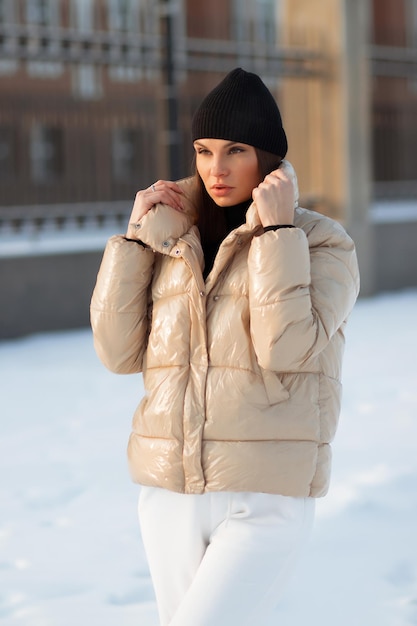 Brune à la mode dans une veste d'hiver élégante