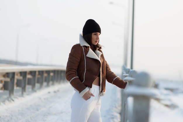 Brune à la mode dans une veste d'hiver élégante