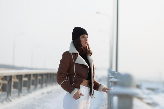 Brune à la mode dans une veste d'hiver élégante