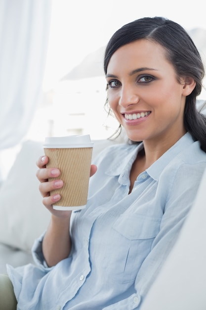 Brune séduisante brune tenant une tasse de café