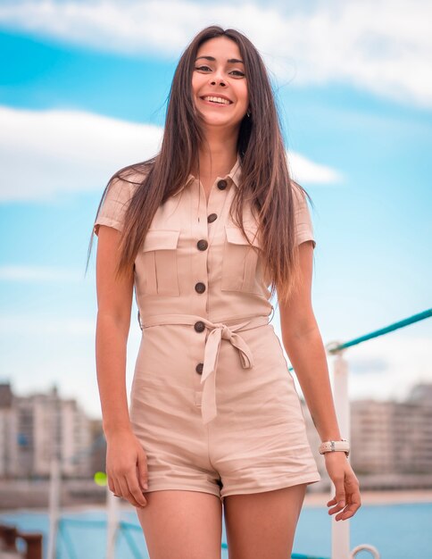 Une brune souriante se promenant sur un bateau