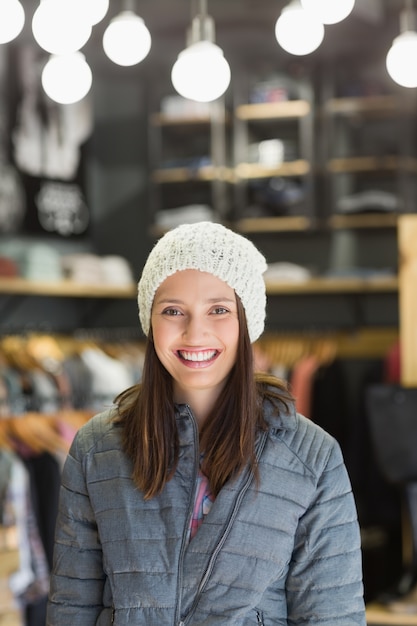 Brune souriante avec des vêtements d&#39;hiver en regardant la caméra