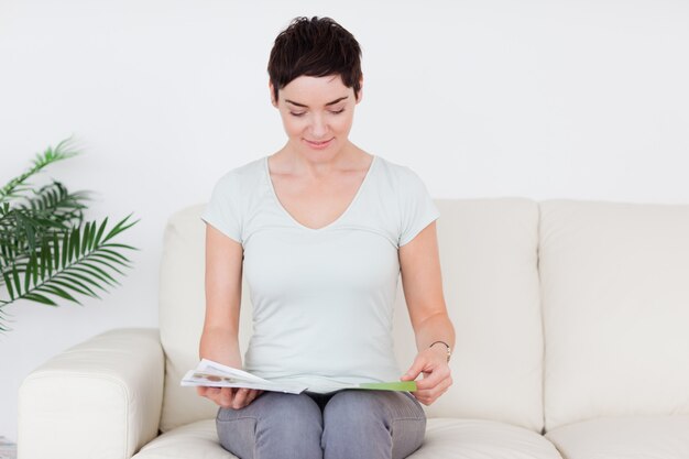 Brunette aux cheveux courts Femme avec un magazine