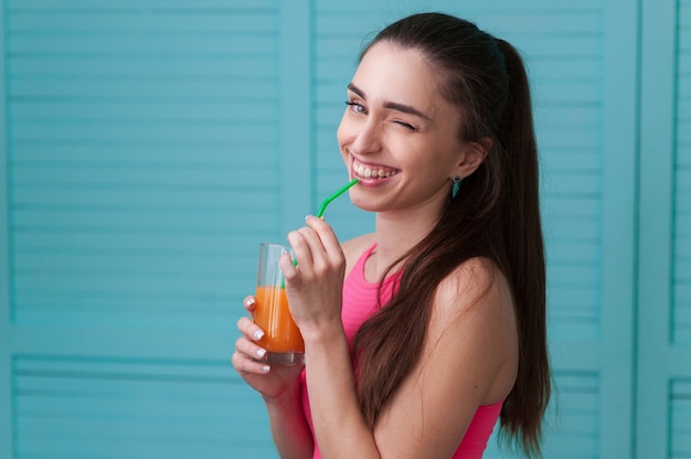 Brunette belle femme avec verre de jus