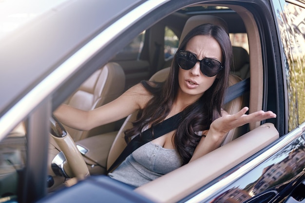 Brunette criant dans l'accident de voiture