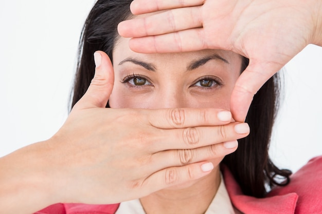 Brunette faisant le cadre avec ses mains