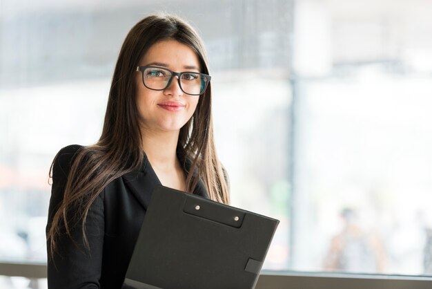 Brunette Femme d'affaires posant