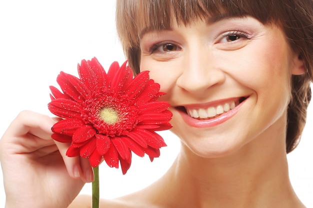 Brunette femme avec un gerber rouge