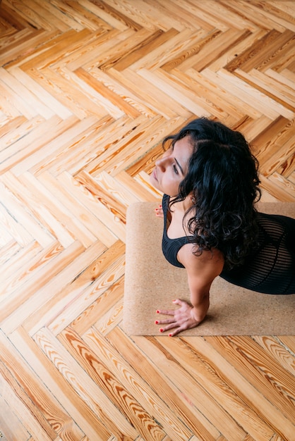 Brunette femme pratiquant le yoga