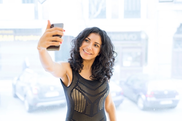 Brunette femme pratiquant le yoga