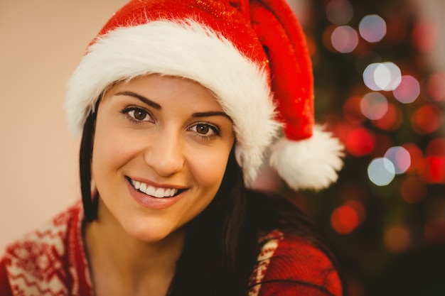 Brunette festive, souriant à la caméra