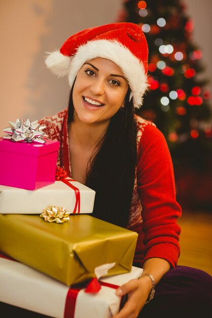 Brunette festive, souriant à la caméra