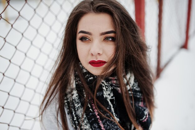 Brunette fille occasionnelle en foulard en hiver sur la rue.