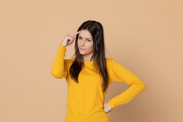 Brunette jeune femme portant un T-shirt jaune