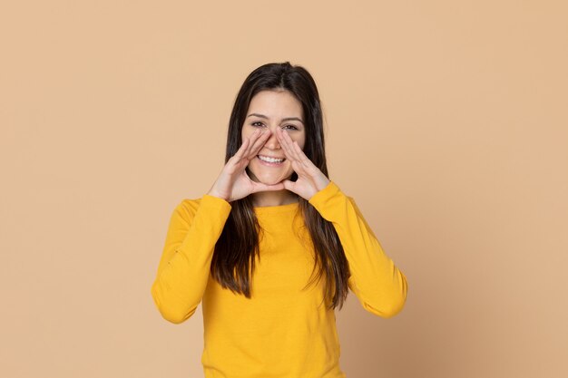 Brunette jeune femme portant un T-shirt jaune