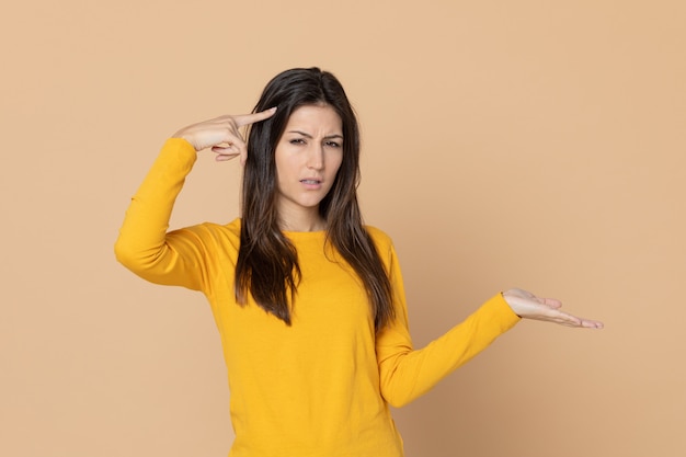 Brunette jeune femme portant un T-shirt jaune