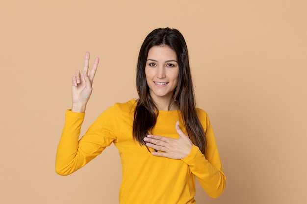 Brunette jeune femme portant un T-shirt jaune