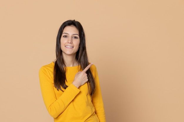 Brunette jeune femme portant un T-shirt jaune