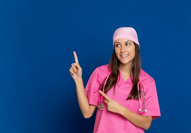 Brunette jeune femme portant un T-shirt jaune