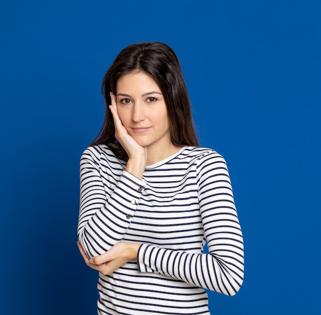 Brunette jeune femme portant un T-shirt rayé