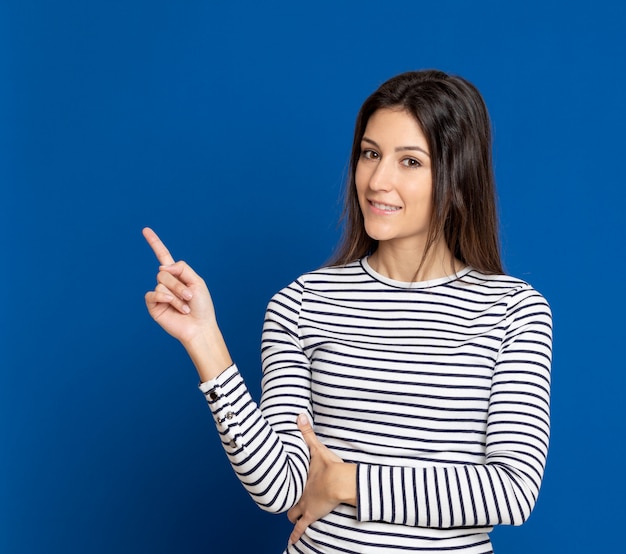 Brunette jeune femme portant un T-shirt rayé